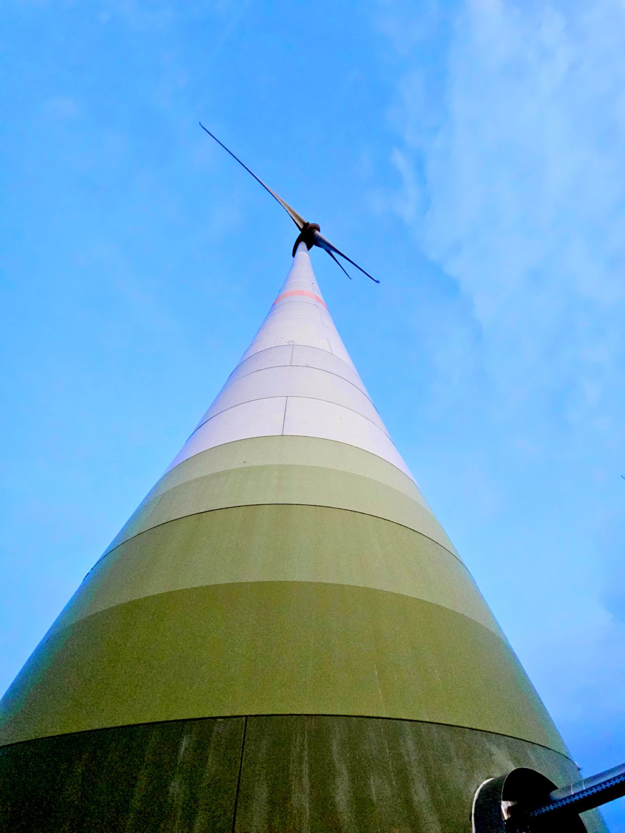 Windrad mit integriertem Rechenzentrum